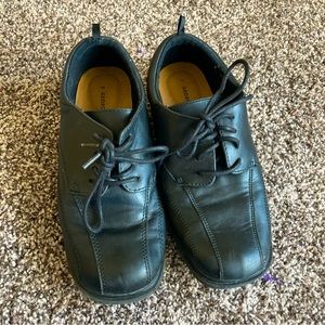 George boys size 2 black dress shoes